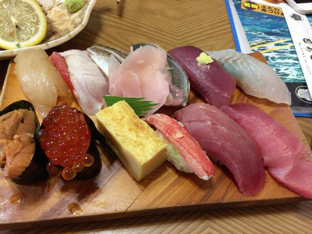 店主お任せ上寿司。他にその日に採れた地魚の握りも美味しかったし、ブダイの赤づけ寿司が有名みたいです。_巴寿し