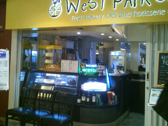 『WeST PArK CaFE Marunouchi 店』。明るい雰囲気。_WeST PArK CaFE Marunouchi