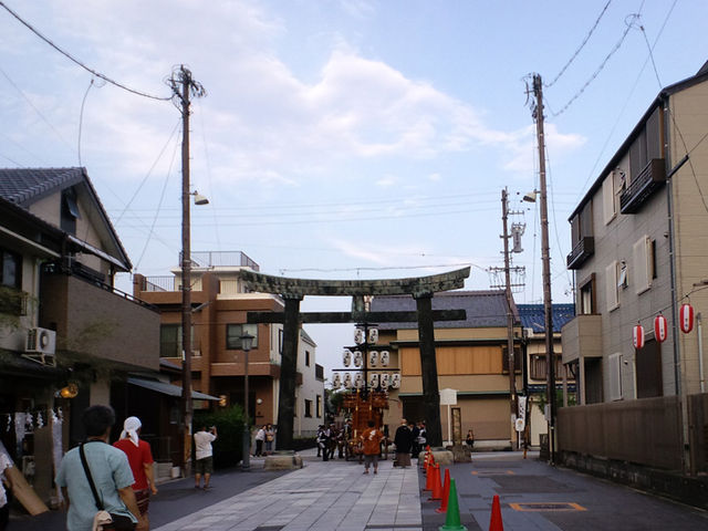 青銅の鳥居と祭車_春日神社(桑名宗社)