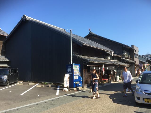 屋根が曲がっているのが特徴だそうです。_旧磯部家住宅