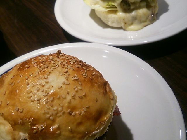 ネイビーバーガー(チーズバーガー)、写真奥がマッシュルームバーガー♪シンプルに何もつけず食べてみてね_BAR TSUNAMI/津波