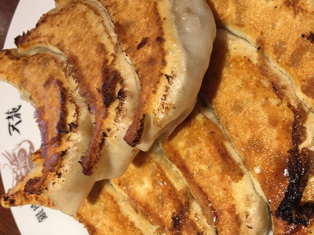 よくみる餃子の1.5〜2倍の大きさです_銀座天龍