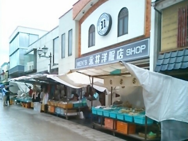 『雨の日の輪島朝市』。露店が立ち並んでいます。_輪島朝市