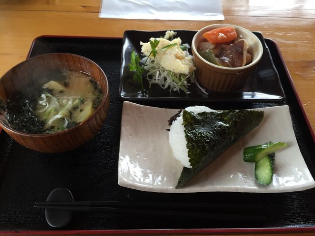 平日限定セットで、ひじきのおにぎり_おにぎりあぜっこ