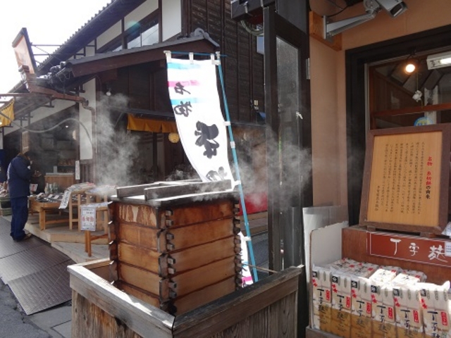 多賀大社前に並ぶ店_糸切餅総本家 多賀や