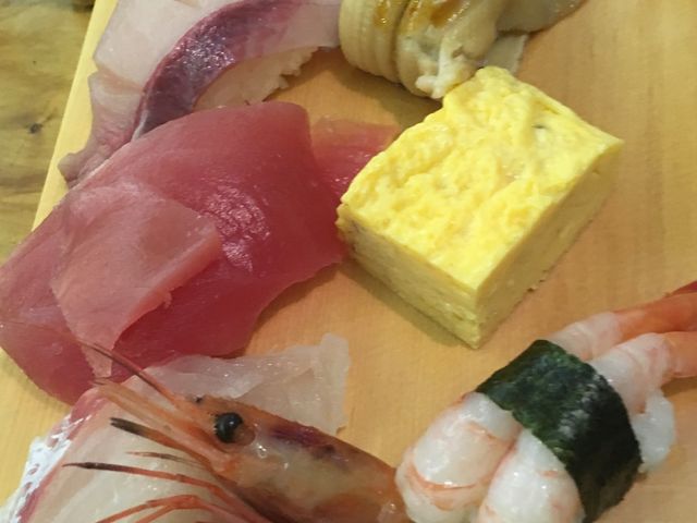ネタは大きい_元祖ぶっち切り寿司 魚心 三宮店