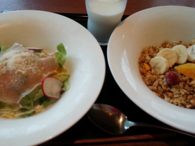 サラダとグラノーラでヘルシーモーニング_デニーズ江ノ島店