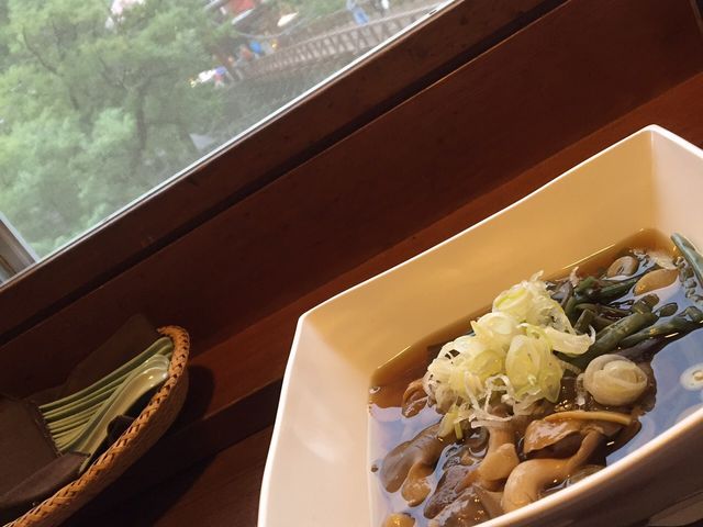 ちょっとお洒落な山菜蕎麦_上高地食堂