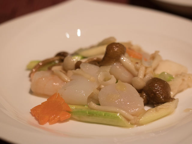 今回のコースのメイン 海鮮と野菜の塩味炒め_中国料理 皇家龍鳳 リーガロイヤルホテル東京