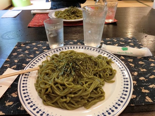 モリンガ麺のペペロンチーノは人気で食べている人が多かったです。_ヨロンの味たら
