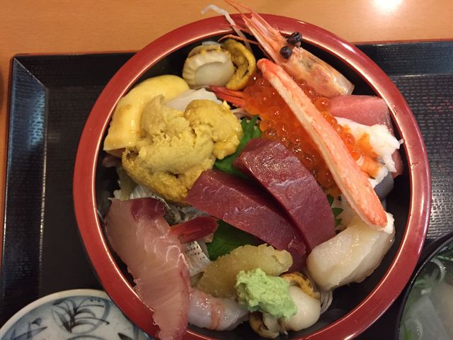 上ちらしは、様々な種類の魚介類がこの丼で味わえます!_蛇の目 本店