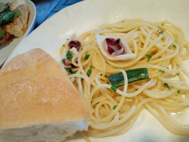 パスタにはフォカッチャ?が付いたよ_マンマ(MAMMA)