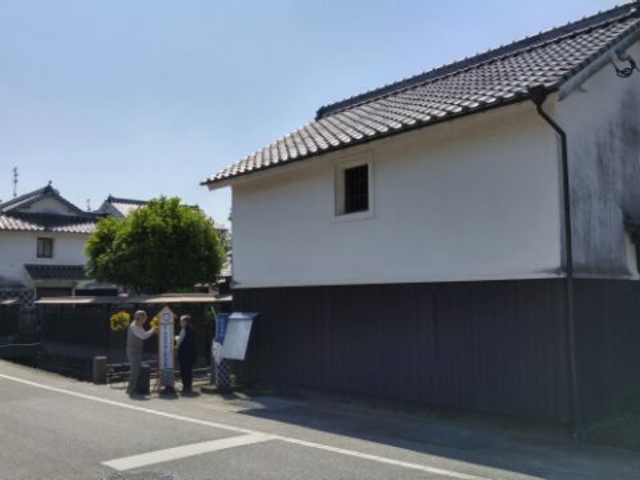 鏡田屋敷の外観。持ち主が放棄し、町が修復する前は悲惨な状態だったらしい。_鏡田屋敷