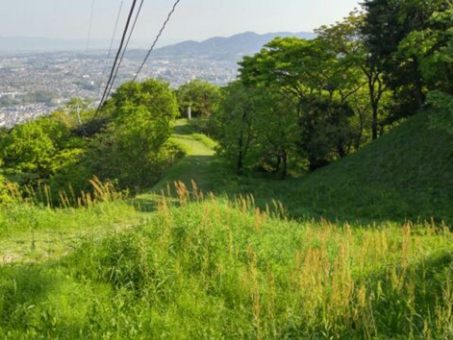 土塁の上に登ってみると人造の構造物が連なっていることがわかる_大野城跡