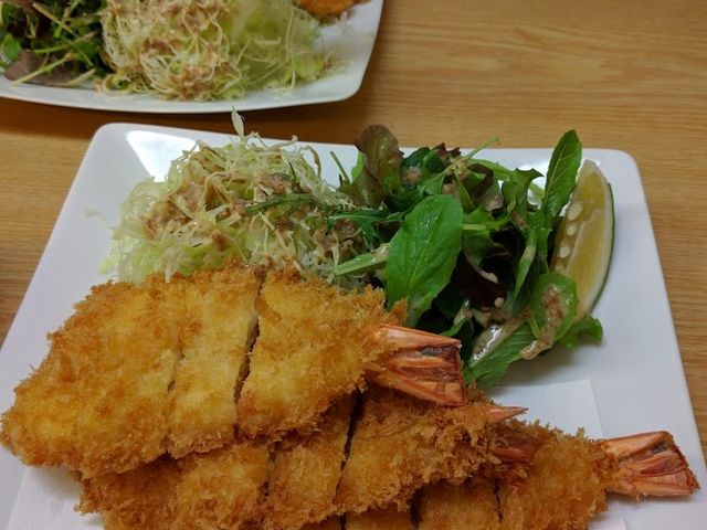 極厚で大きなエビフライ。タルタルとご飯はおかわり自由。_漣 鳥羽店