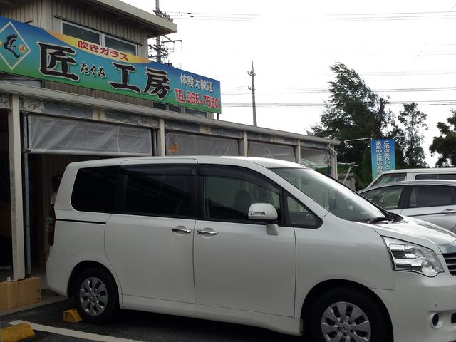 入り口向かいにある駐車場_吹きガラス 匠工房