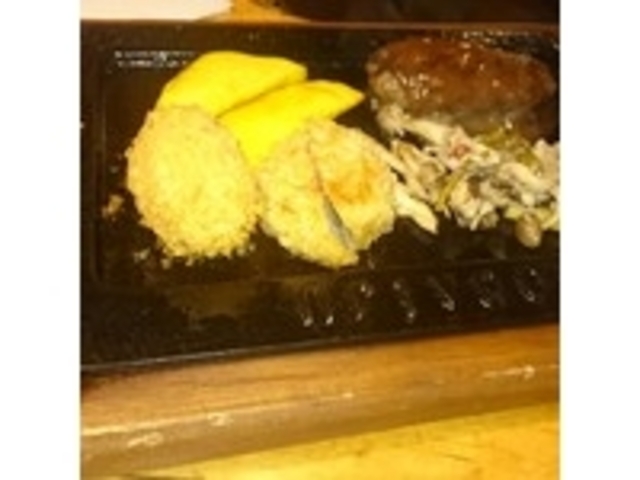 カツとハンバーグとクリームコロッケ。
この店の看板メニューです。_菩提樹