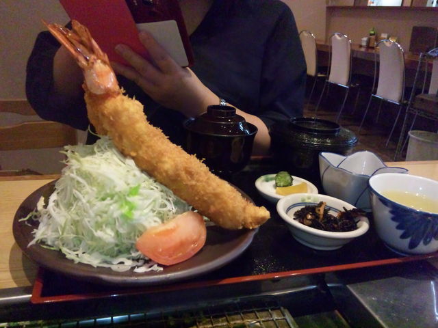 大きな海老フライぃ。奥も写真撮ってたよぉ。_宝彩 伊勢