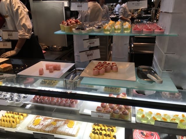 まるでケーキショップ_LUXE DINING HAPUNA(リュクスダイニング ハプナ)