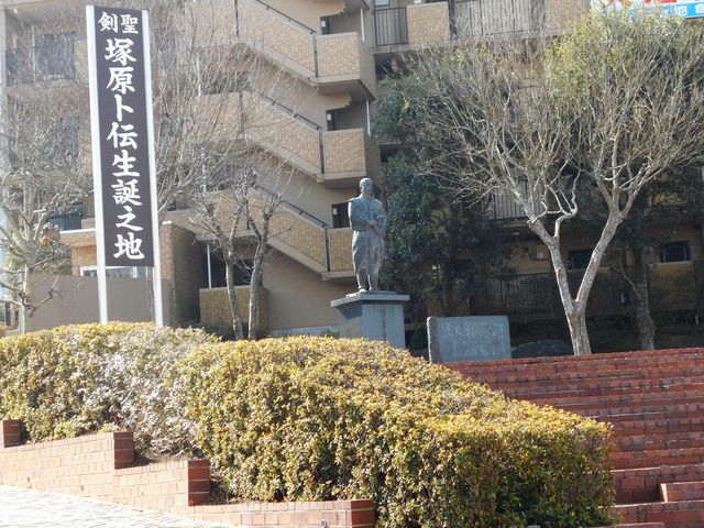 駅から神宮へ向かう途中塚原卜伝像2_塚原卜伝の銅像