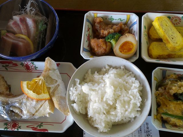 いろんな小皿料理を選べます_はまゆう