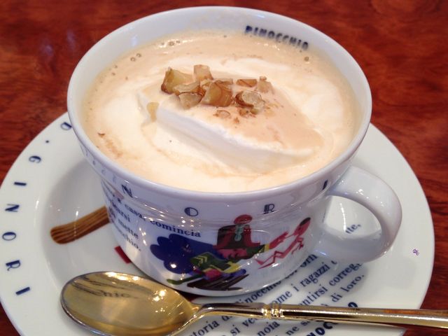 カフェウォルナット 生クリームとシェリー酒にくるみが飾ってあります_UCCコーヒーロード
