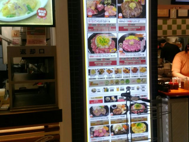 いつも列が出来る人気店。これはお店前のメニュー表_ペッパーランチ イオンモール広島府中ソレイユ店