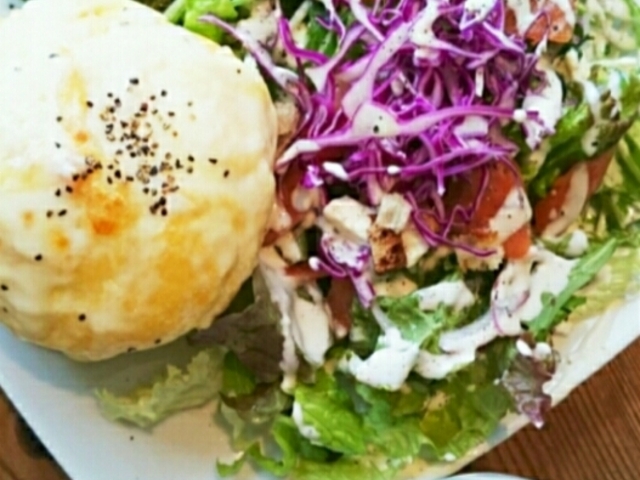 スモークサーモンとクリームチーズのサラダパンケーキ_カフェブルー(Cafe Blue)