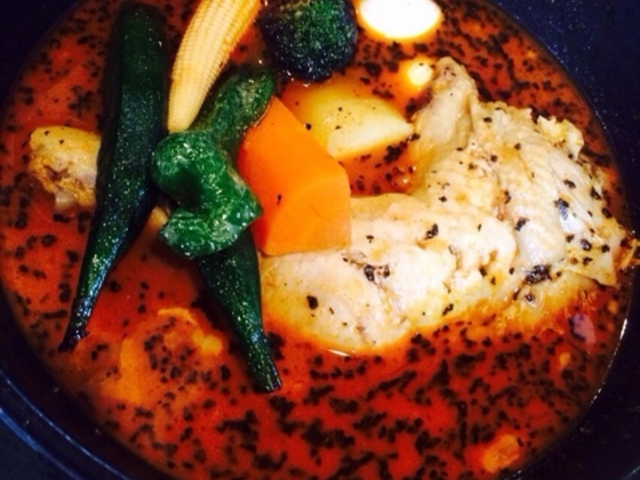 チキンカレーのエビスープ、なすをオクラに_Curry&Cafe SAMA 大谷地店