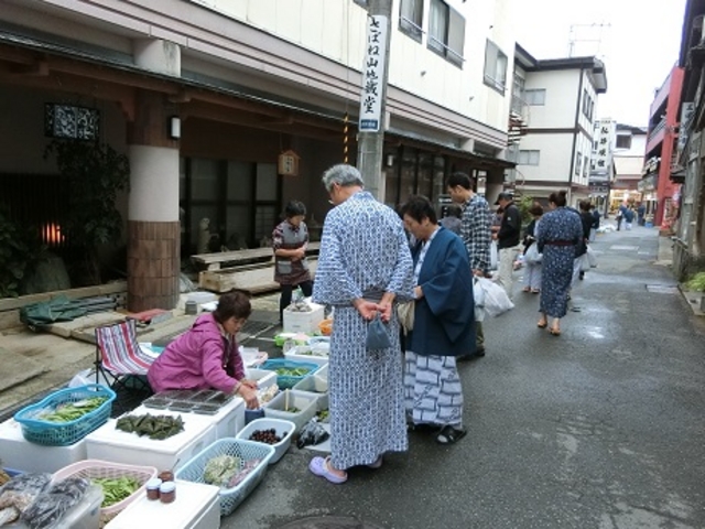 肘折温泉朝市_肘折温泉の朝市