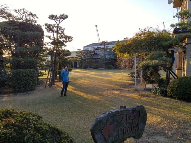 フロントから見る庭園・離れ_西山別館