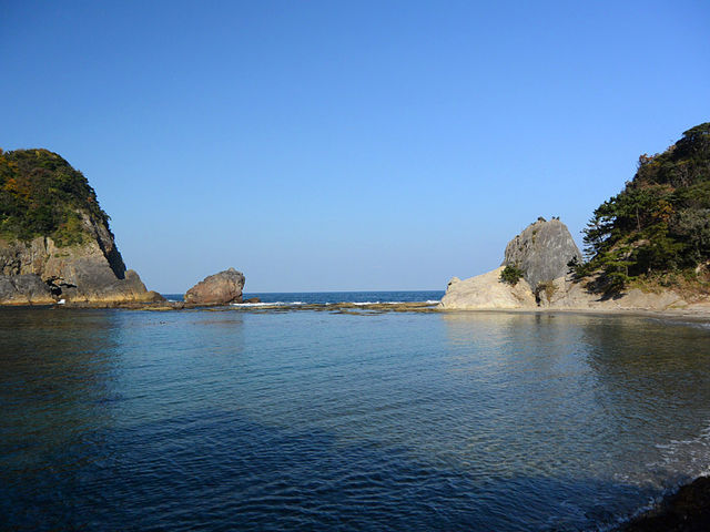 香住 今子浦海水浴場
左側の小さな岩が「かえる島」_今子浦海水浴場