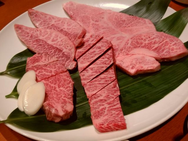 近江牛の特選盛り合わせ。9800円ですが、さしがすごい!_まるさ