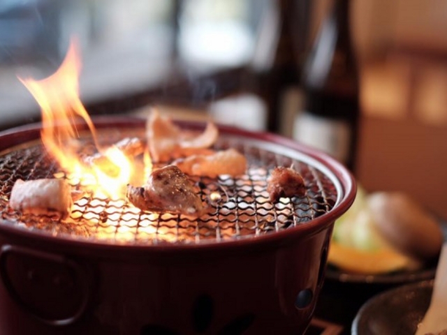 炭火焼きでお好きに焼いて食べます_網焼きダイニング はな鳥