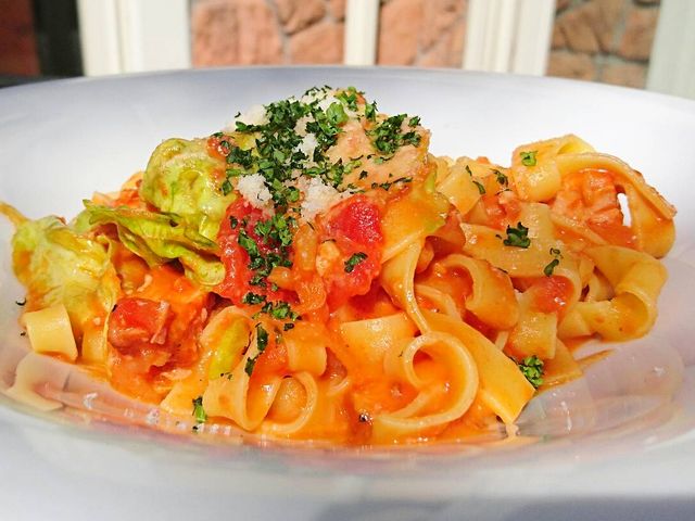 ホエー豚と○○のパスタ。太めのパスタにトマトソースがからんでとてもおいしかったと言ってました。_イルバッコ・ビス