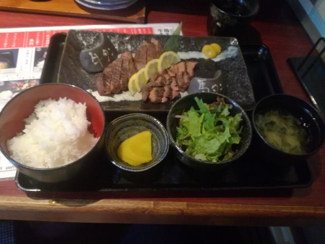 食べ比べ定食。馬と牛がわかるようになっている。_牛タンと地魚 にし銀