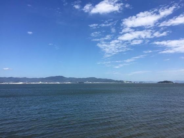 三河湾と正面奥に蒲郡市街、少し手前に突き出た島が竹島。右すみに三谷温泉と大島が見えます。_西浦温泉