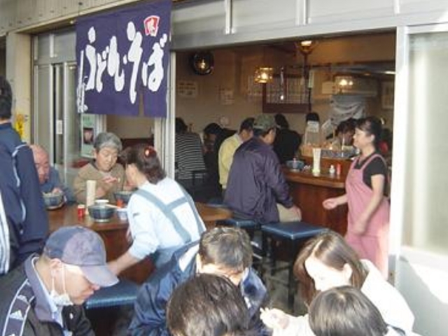 魚市場内で美味しいうどんが食べられます。_一色さかな広場