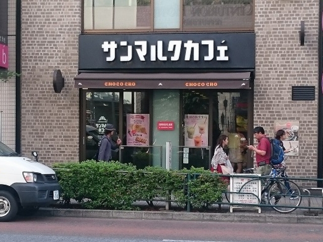 ホテルに隣接した二階建てのカフェ_サンマルクカフェホテルザ・ビー池袋店(CHOCO CRO SAINTMARC CAFE)