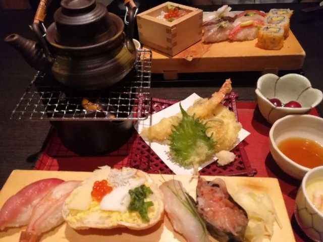 手前に写っているのはレディースランチです_ふらり寿司 別邸