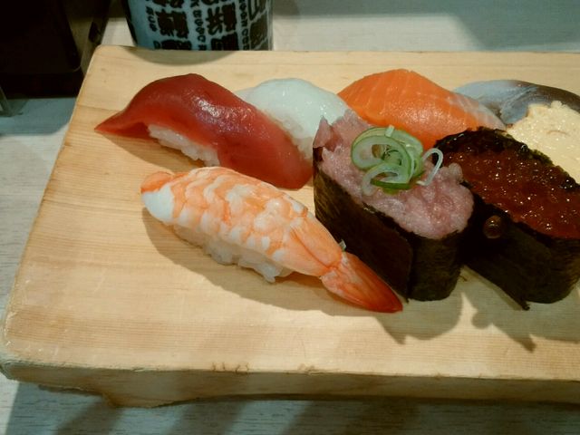 ランチタイム540円みそ汁つき
立ち食い寿司の気軽な感じです。
エルムに行ったら必ず立ち寄ります。
_築地 すし源&Eat iT!ELM五所川原店