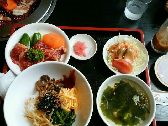 ランチ980円
ビビンバ、スープ、お肉、焼き野菜、サラダ、お新香、ソフトドリンク付。お肉は選べる。
_焼肉レストラン牛亭