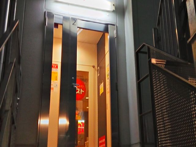 階段を上がって店内へ_ガスト巣鴨駅前店