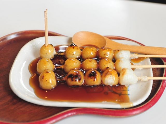 さじで醤油をかけながら食べる_加茂みたらし茶屋