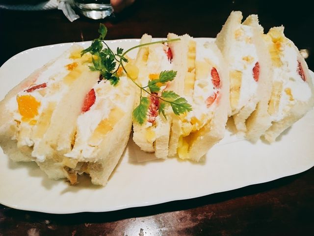 フルーツたっぷりのフルーツサンド。_プチモンド