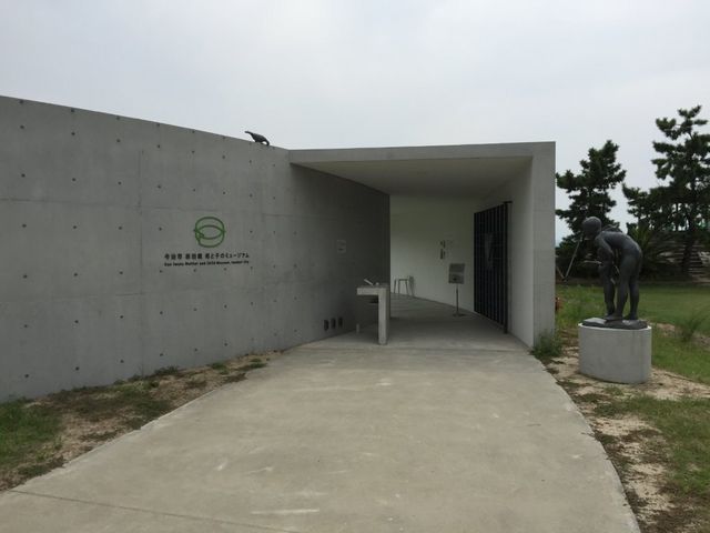 屋外展示の岩田健母と子のミュージアム_今治市岩田健母と子のミュージアム