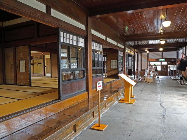 入り口からすぐに広がる土間。天井が高い。_太宰治記念館「斜陽館」