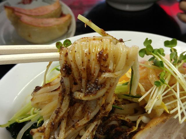 手打ちの麺はとても滑らかでモギュッとしてます。_馬賊
