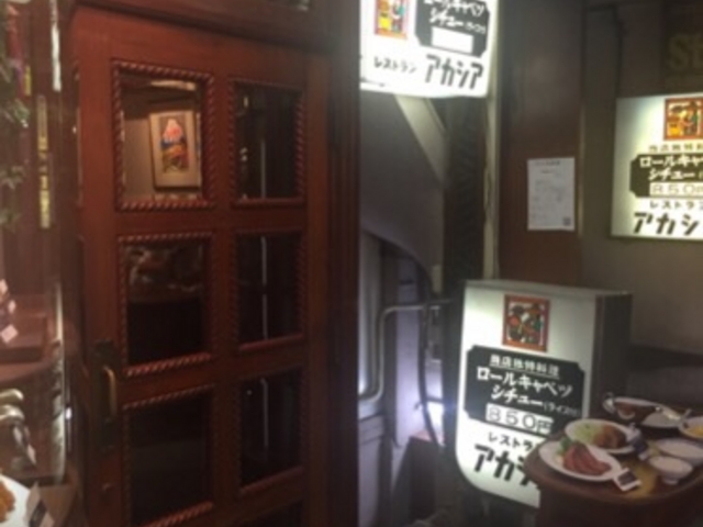 裏路地にある入り口です。_レストラン アカシア