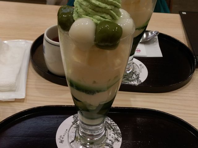 抹茶そばとセットの白玉パフェ。10個以上白玉入っててお腹いっぱいになります笑_茶寮都路里・祇園本店
